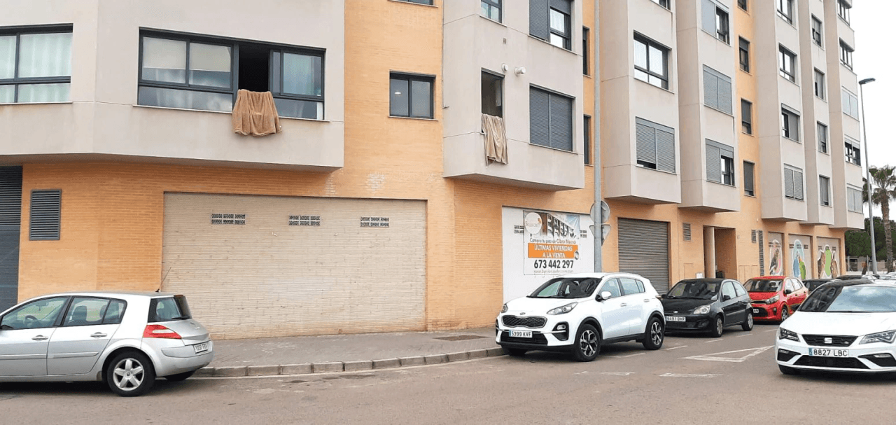LOCAL COMERCIAL Esquinero con amplia fachada.
