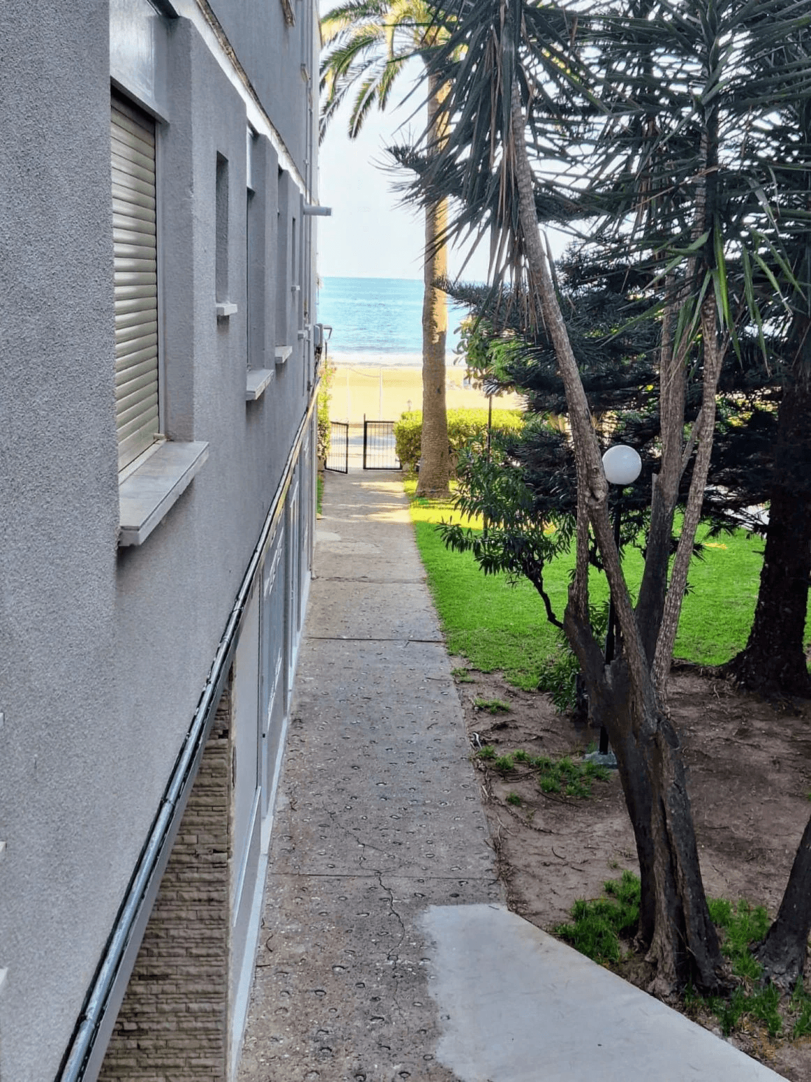 Apartamento primera linea de la playa zona voramar.