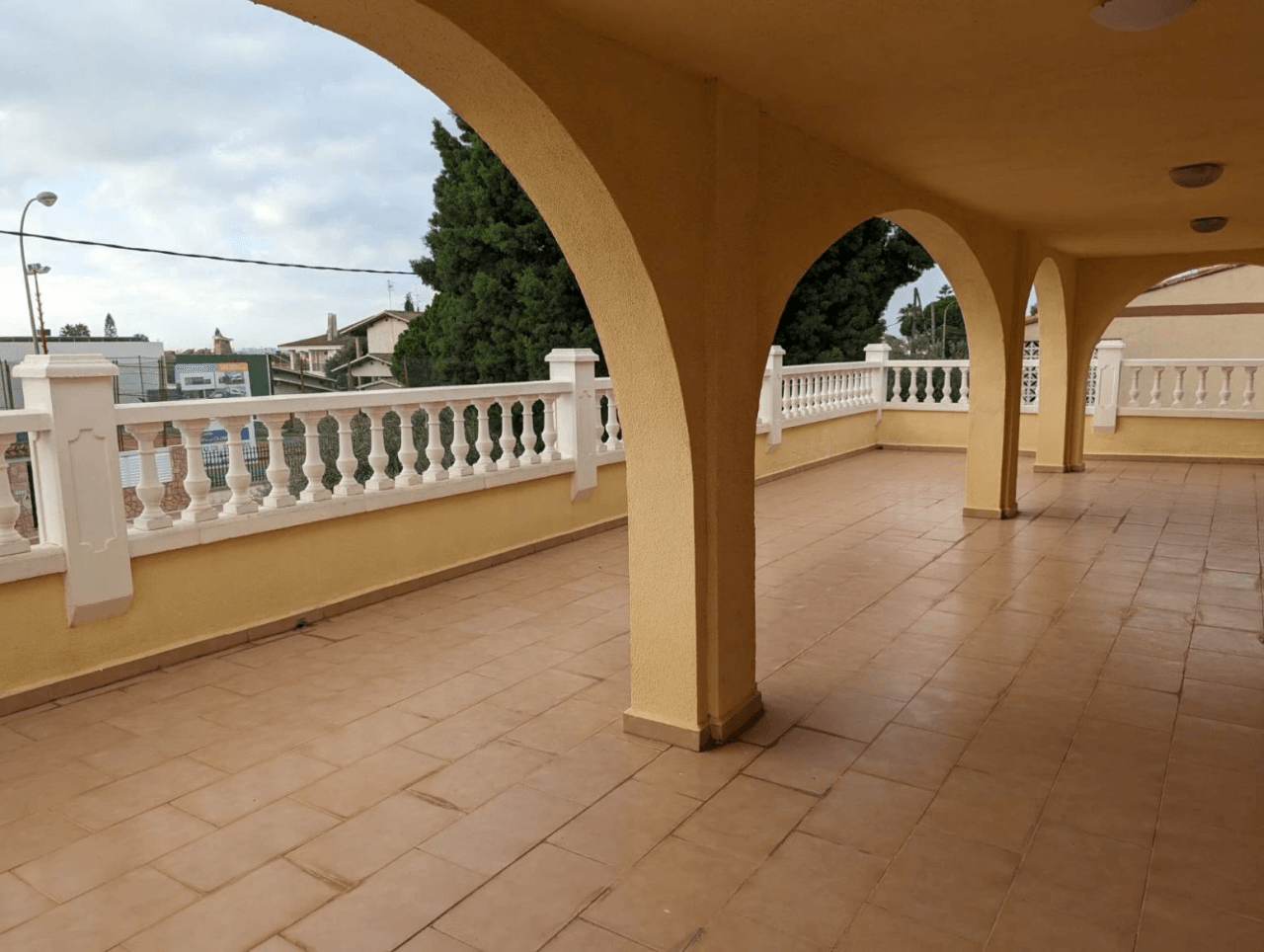 Villa individual con piscina en Zona Gran Avenida