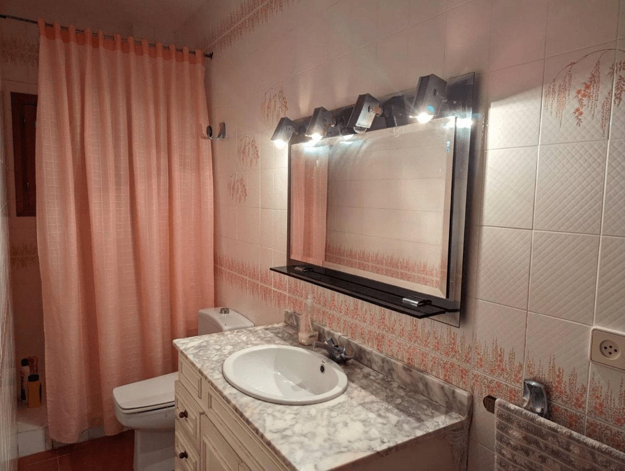 Villa individual con piscina en Zona Gran Avenida