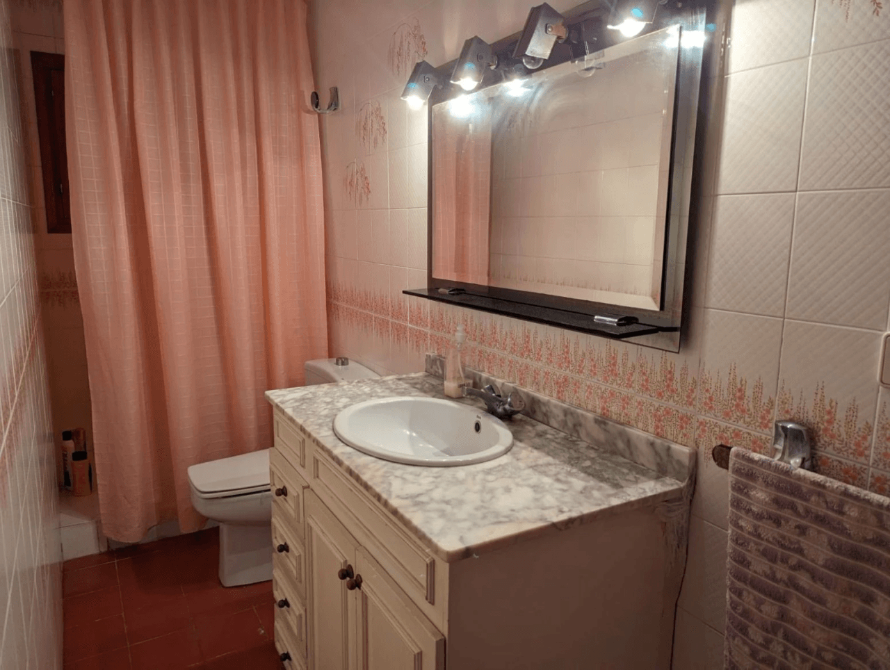 Villa individual con piscina en Zona Gran Avenida