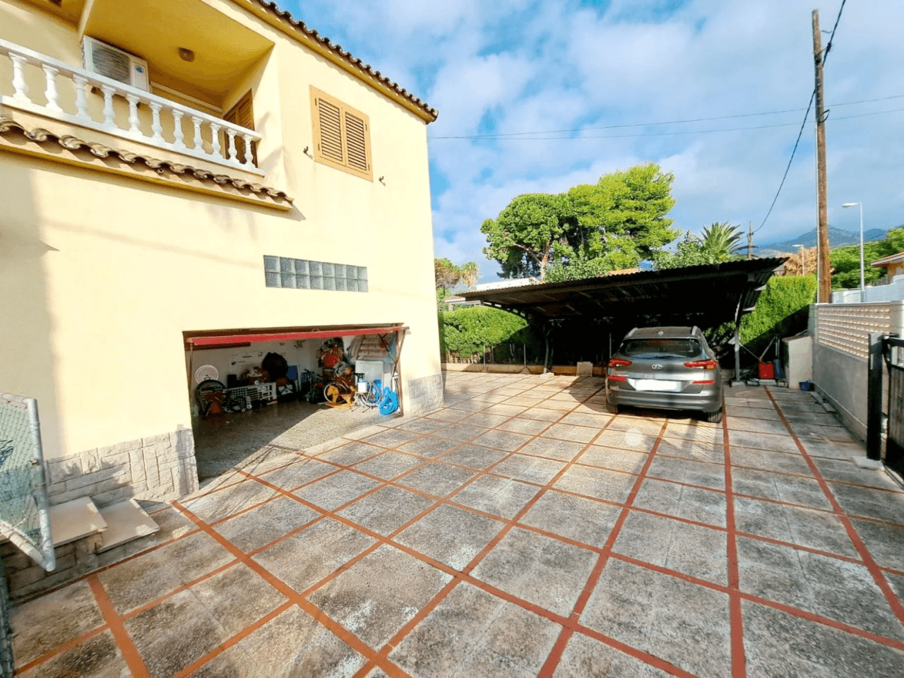Villa individual con piscina en Zona Gran Avenida