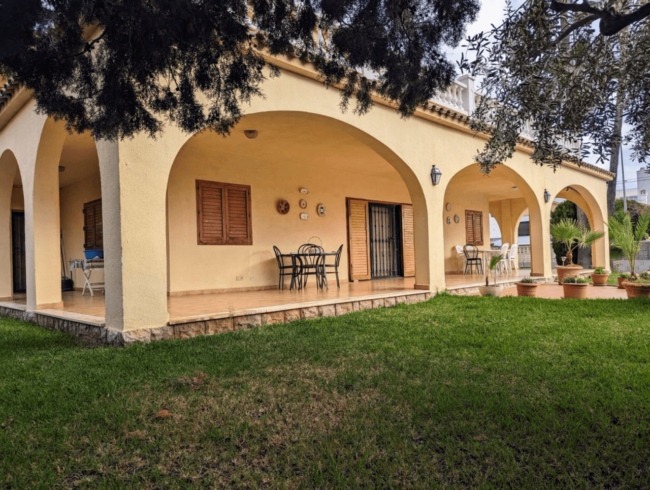 Villa individual con piscina en Zona Gran Avenida