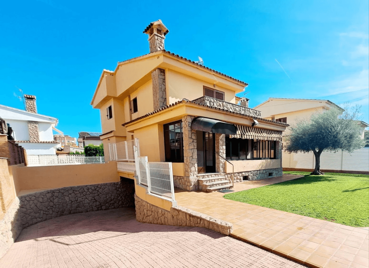 Villa en Calle San Vicente cerca de Torreon y de publo
