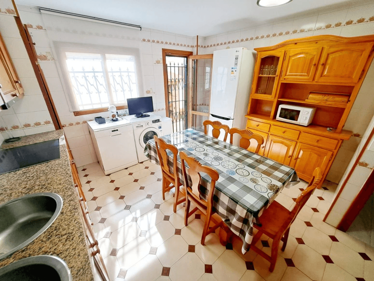 VILLA EN C/ SAN VICENTE. CERCA DEL TORREON Y DEL PUEBLO