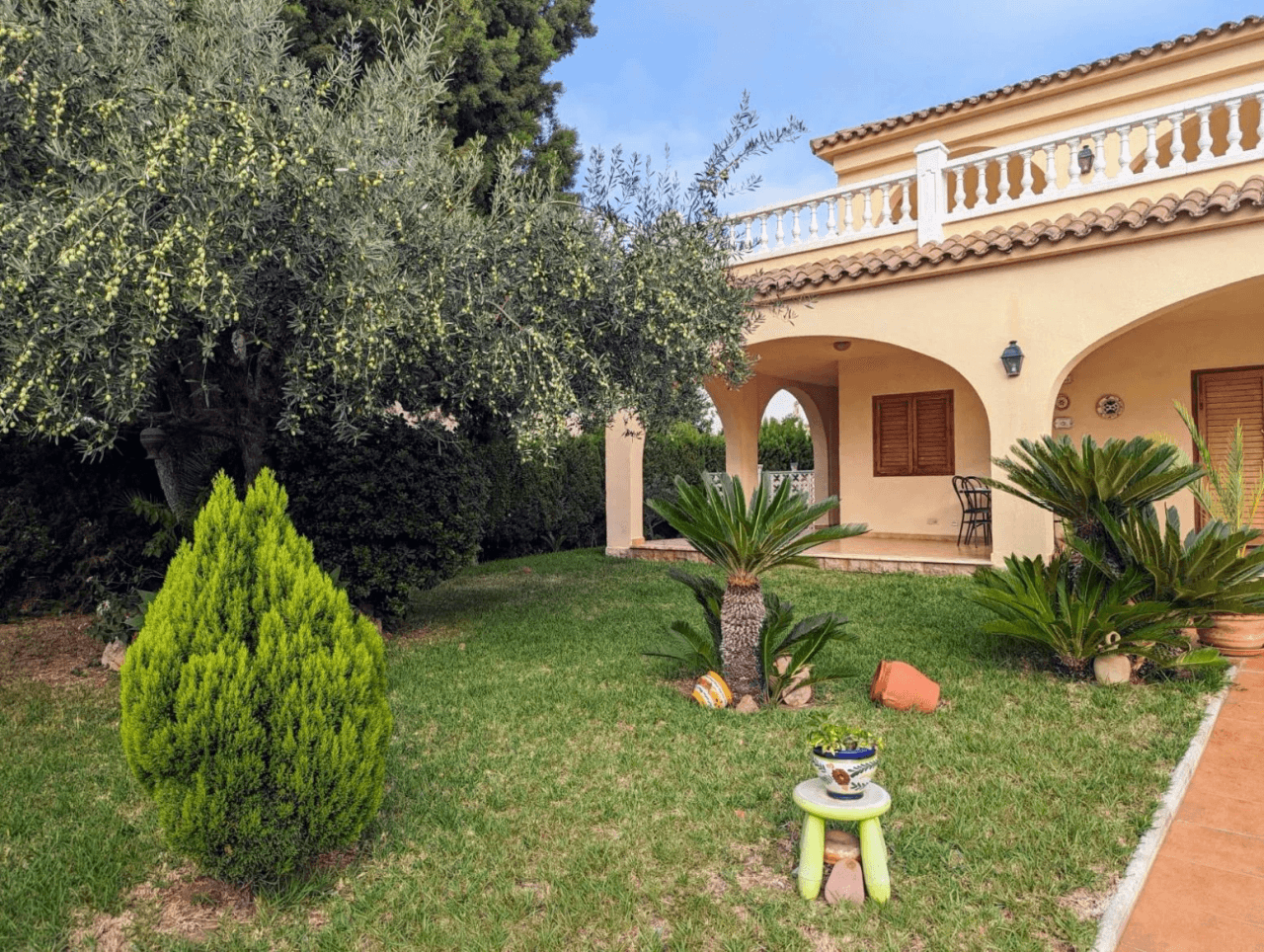Villa individual con piscina en Zona Gran Avenida