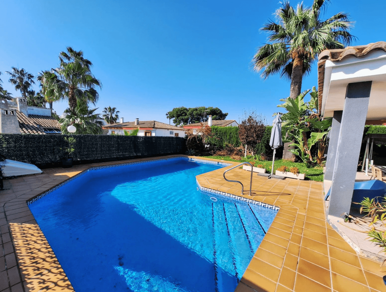 VILLA INDIVIDUAL CON PISCINA EN C/ SIGALERO