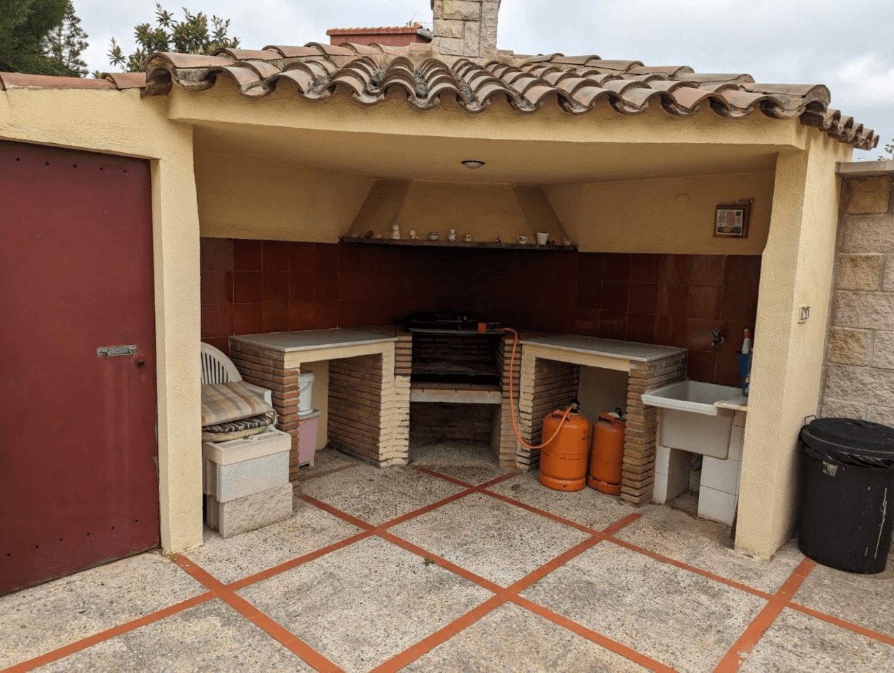 VILLA INDIVIDUAL CON PISCINA EN GRAN AVENIDA