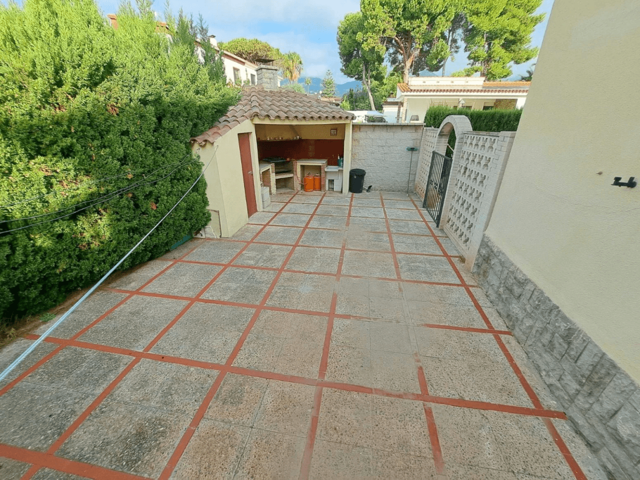 VILLA INDIVIDUAL CON PISCINA EN GRAN AVENIDA