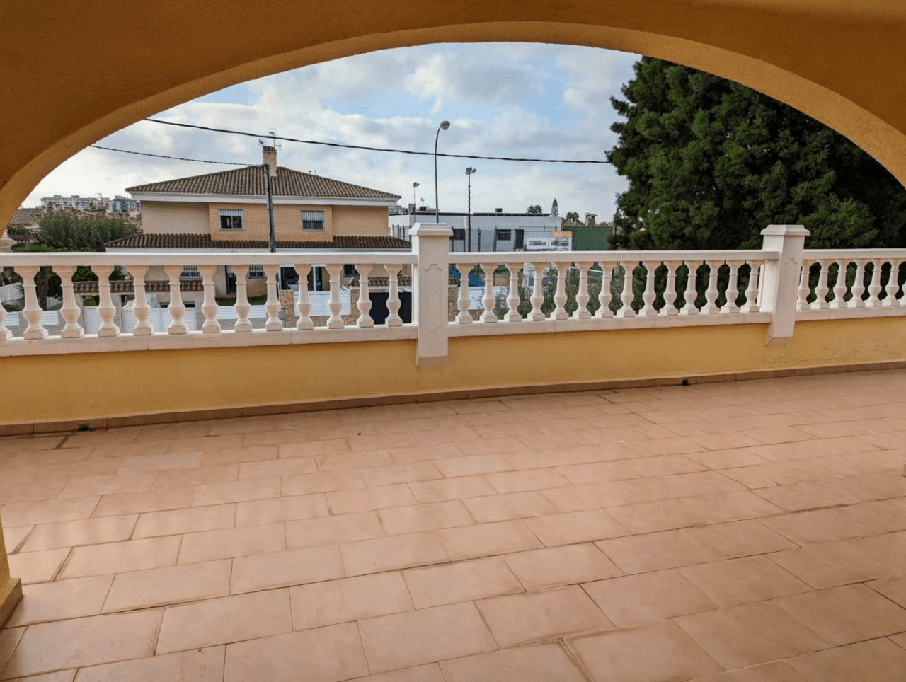 VILLA INDIVIDUAL CON PISCINA EN GRAN AVENIDA