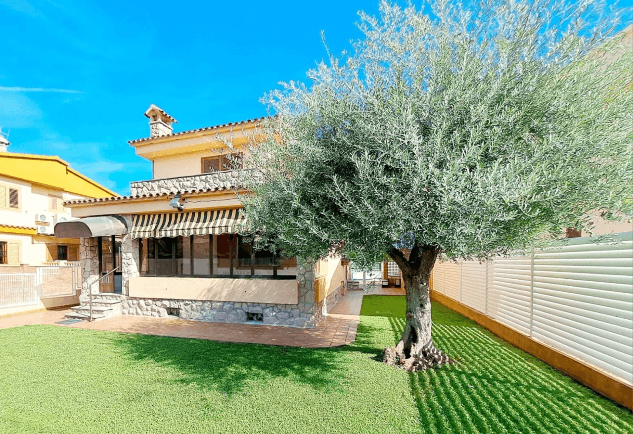VILLA EN C/ SAN VICENTE. CERCA DEL TORREON Y DEL PUEBLO